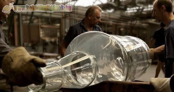 Megalkották a a világ legnagyobb whiskys üvegét